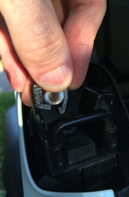 guide positionné le grand plat en haut, le tube élastique est inséré dans le guide