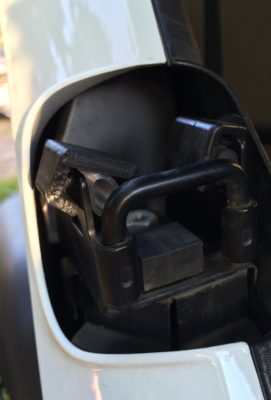 le tube élastique est du coté intérieur de la zone de guidage. Le guide est présenté sur le support métallique 